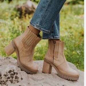 Free People James Platform Chelsea Boots in Tan Almond size 7.5